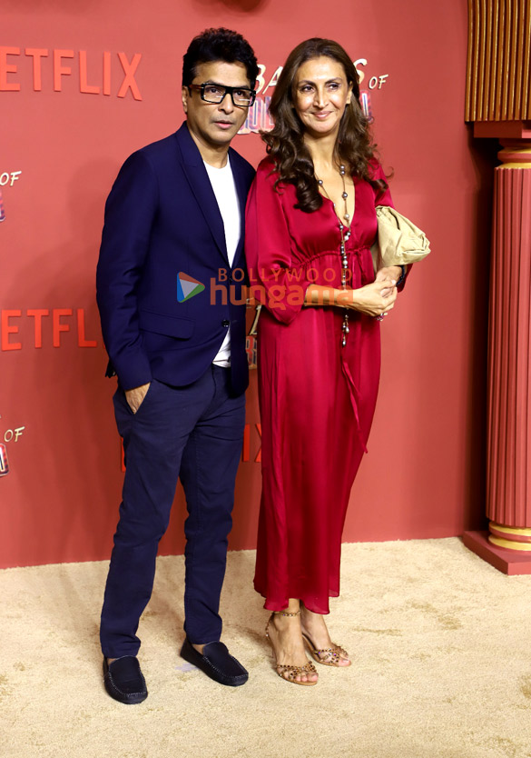 photos shah rukh khan kajol aryan khan ajay devgn sahher bambba shashank khaitan and others grace the premiere of the bads of bollywood 1123 27 657