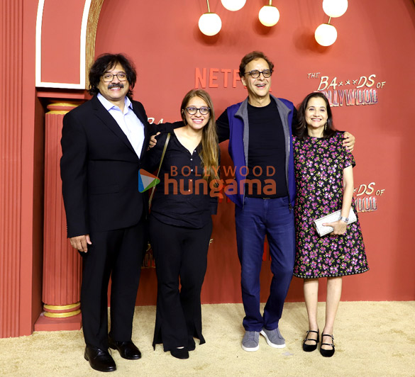 photos shah rukh khan kajol aryan khan ajay devgn sahher bambba shashank khaitan and others grace the premiere of the bads of bollywood 1123 31 657