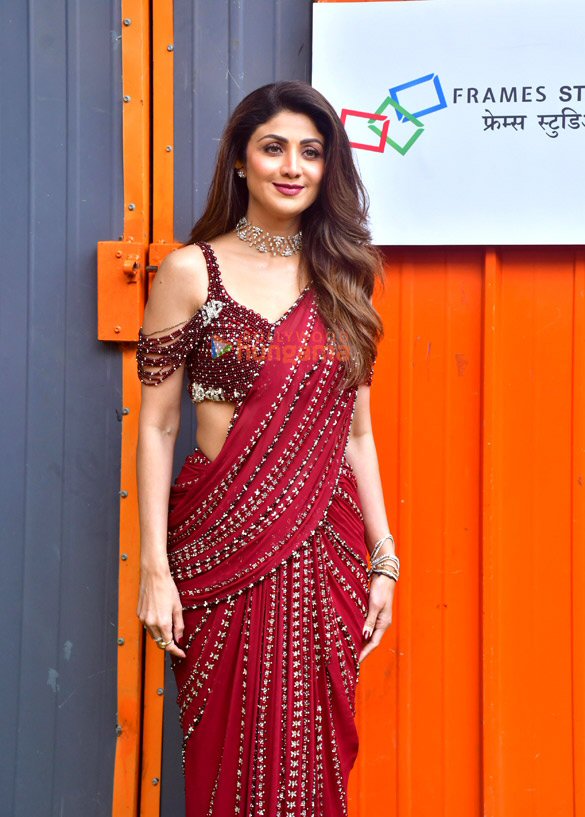 photos shilpa shetty snapped on set for super dancers grand finale shoot 4