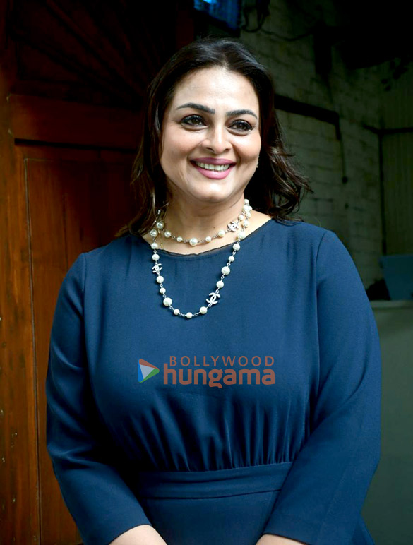 photos shilpa shirodkar snapped outside a restaurant in khar 2