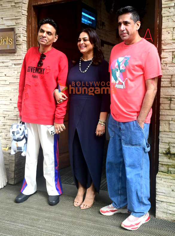 photos shilpa shirodkar snapped outside a restaurant in khar 5