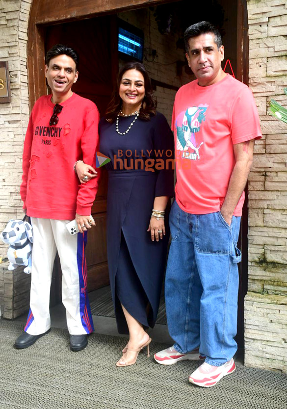 Photos: Shilpa Shirodkar snapped outside a restaurant in Khar Photos: Shilpa Shirodkar snapped outside a restaurant in Khar
