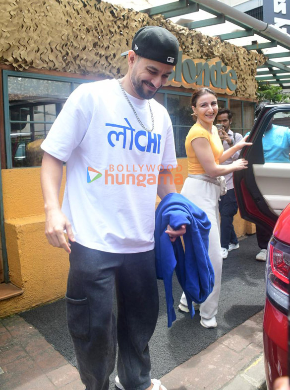 Photos: Soha Ali Khan and Kunal Kemmu spotted outside a café in Bandra Photos: Soha Ali Khan and Kunal Kemmu spotted outside a café in Bandra