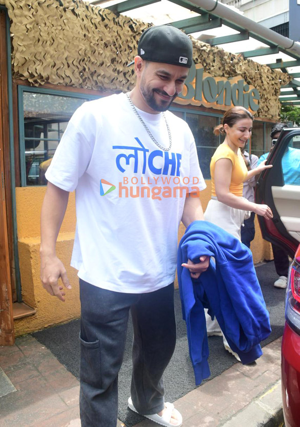 photos soha ali khan and kunal kemmu spotted outside a cafe in bandra 3