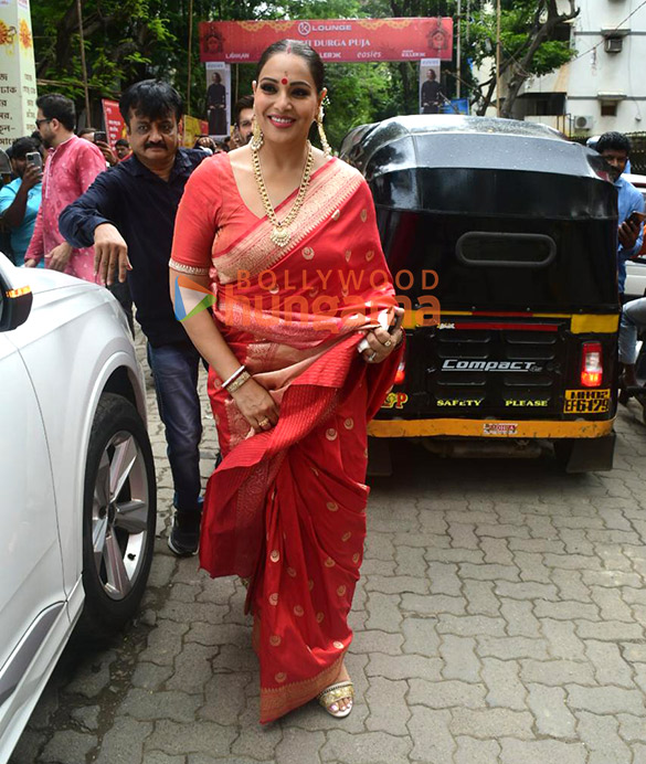 photos sushmita sen bipasha basu and karan singh grover snapped at durga puja pandal 6