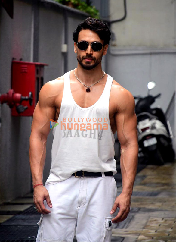 photos tiger shroff snapped in bandra 5 2