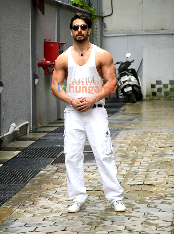 photos tiger shroff snapped in bandra 6 2