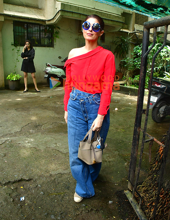 photos twinkle khanna spotted in juhu 3