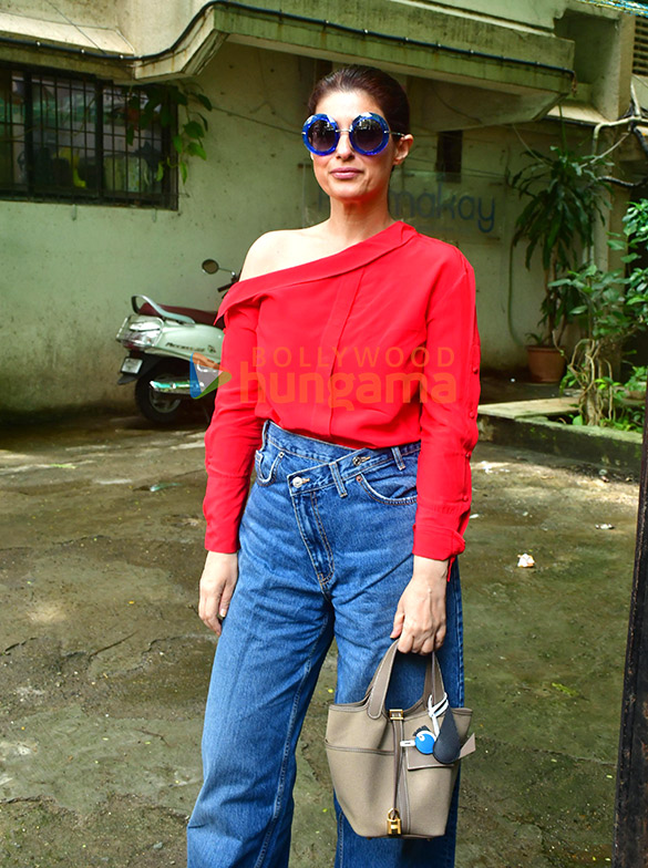 photos twinkle khanna spotted in juhu 4
