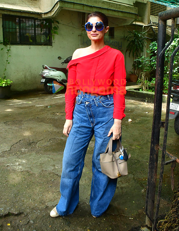 photos twinkle khanna spotted in juhu 5