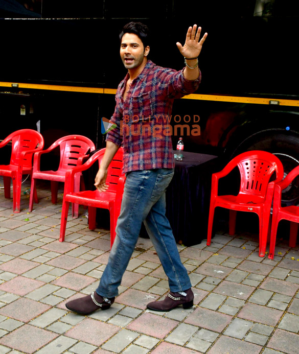 photos varun dhawan and maniesh paul snapped in andheri 4