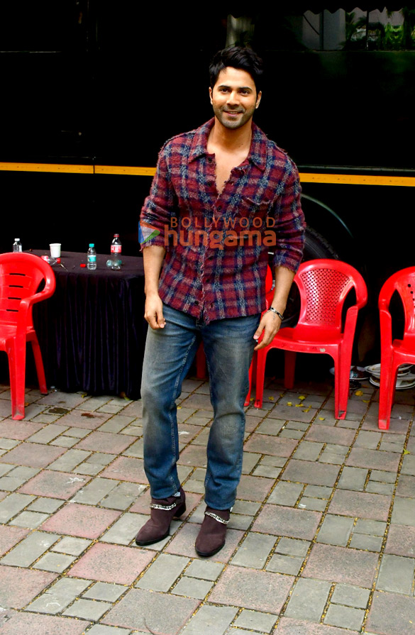 photos varun dhawan and maniesh paul snapped in andheri 5