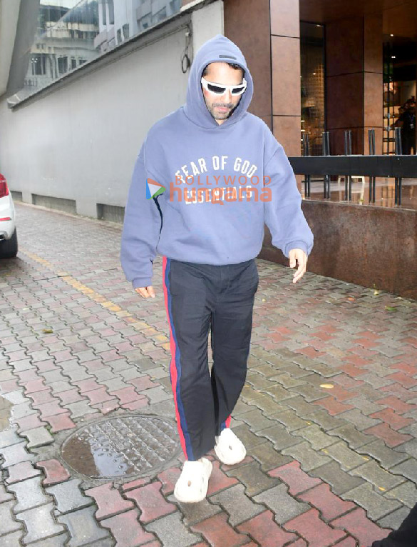 photos varun dhawan snapped at ramesh s tauranis office in khar 2