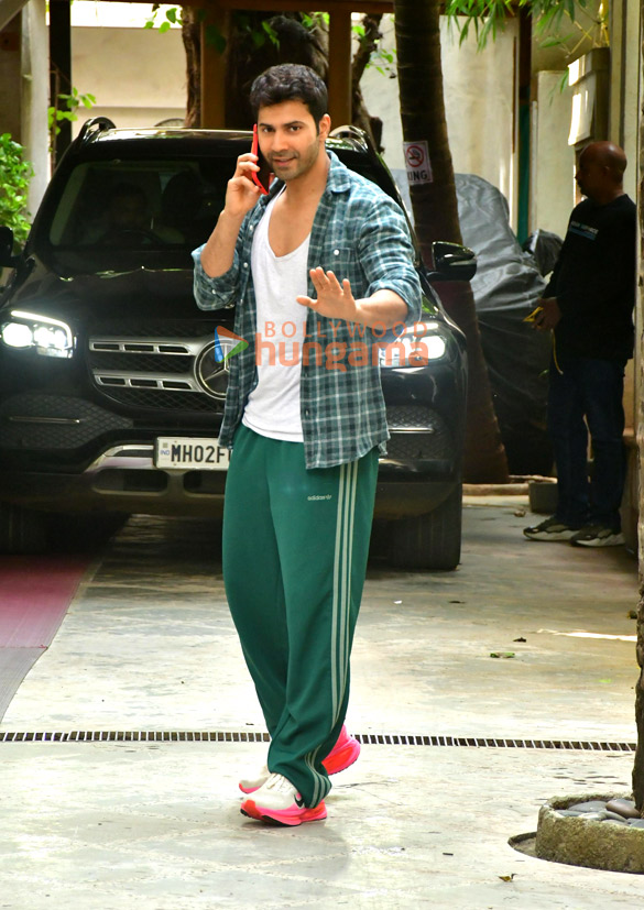 Photos: Varun Dhawan snapped in Juhu Photos: Varun Dhawan snapped in Juhu