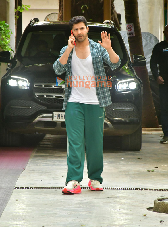 photos varun dhawan snapped in juhu 2 12