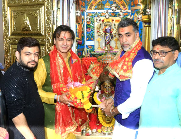 photos vivek oberoi visits at mumba devi temple to seek blessings 4