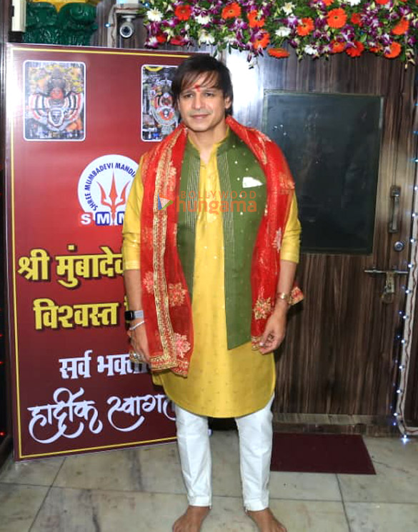 photos vivek oberoi visits at mumba devi temple to seek blessings 5