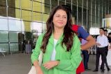 Everygreen & stylish Bhagyashree snapped at the airport