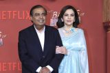 Mukesh Ambani & Nita Ambani pose for media