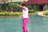 Who knew Panwadi ke peechi wali patli gali mein swimming pool hoga! Varun Dhawan