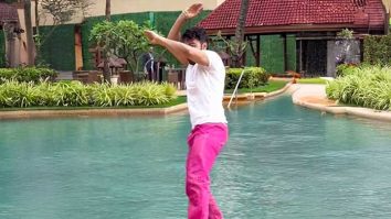 Who knew Panwadi ke peechi wali patli gali mein swimming pool hoga! Varun Dhawan