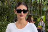 Mouni Roy’s chit chat with paps at the airport