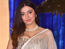 Divya Khossla steals the spotlight in shimmering silver elegance