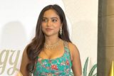 Manisha Rani flaunting her abs in a lehenga