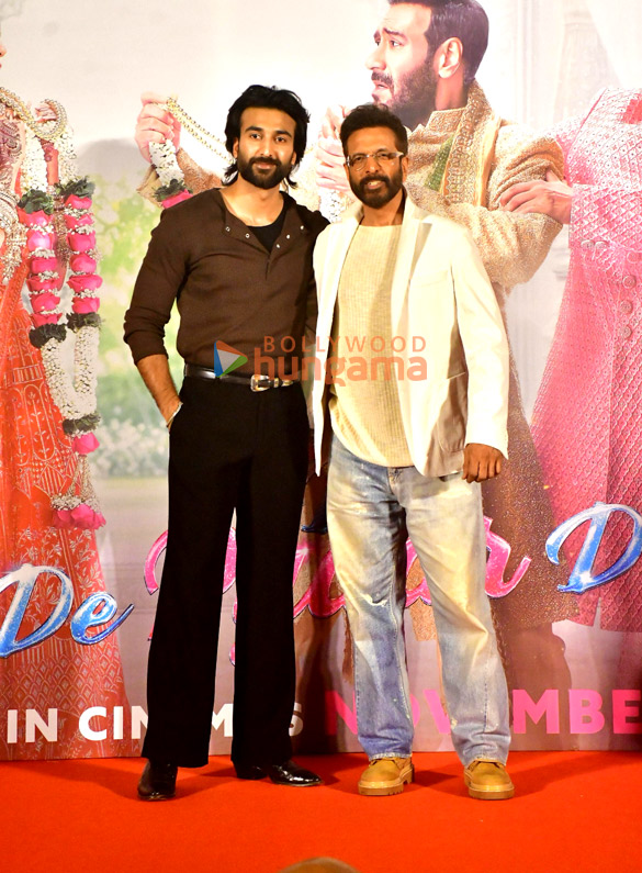 photos ajay devgn r madhavan rakul preet singh meezaan jafri and others grace the trailer launch of their film de de pyaar de 2 114 12