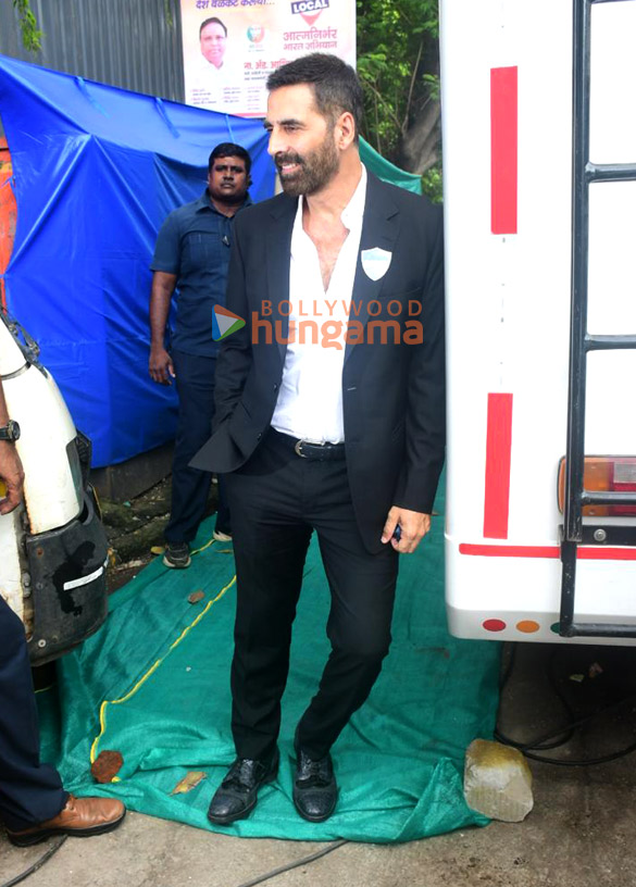 photos akshay kumar snapped in bandra 3
