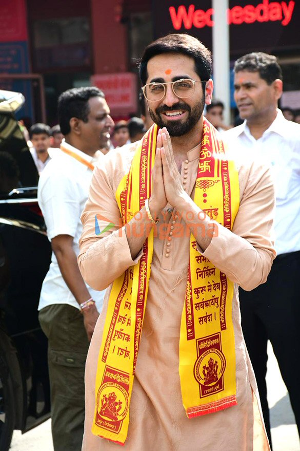 photos ayushmann khurrana amar kaushik seek blessings at siddhivinayak temple after release of thamma 6