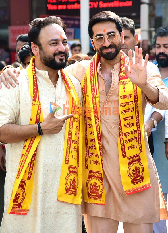 photos ayushmann khurrana amar kaushik seek blessings at siddhivinayak temple after release of thamma 7