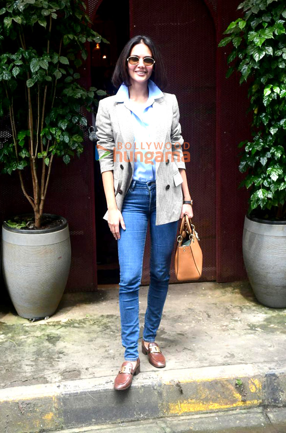 photos esha gupta snapped outside a salon in bandra 1 6