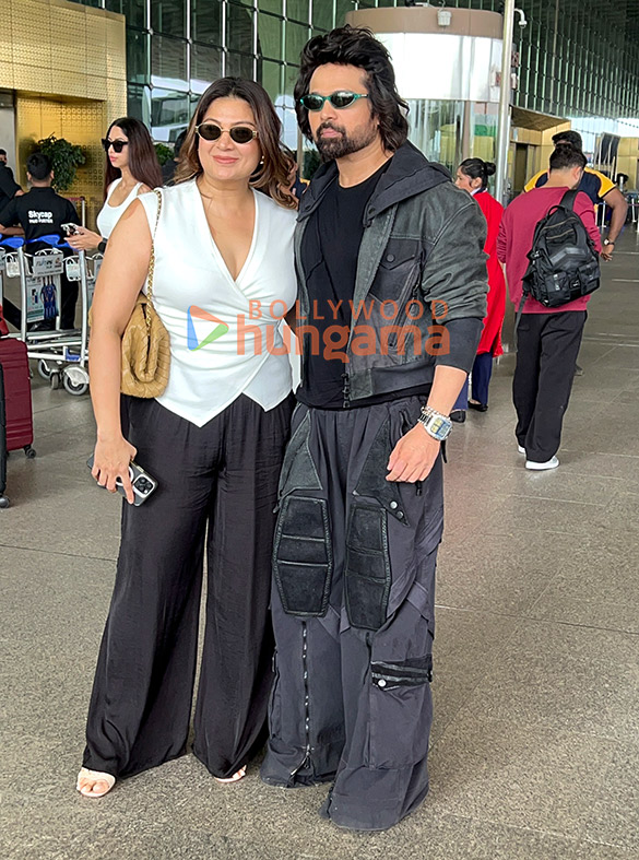 photos himesh reshammiya snapped with his wife at the airport 2