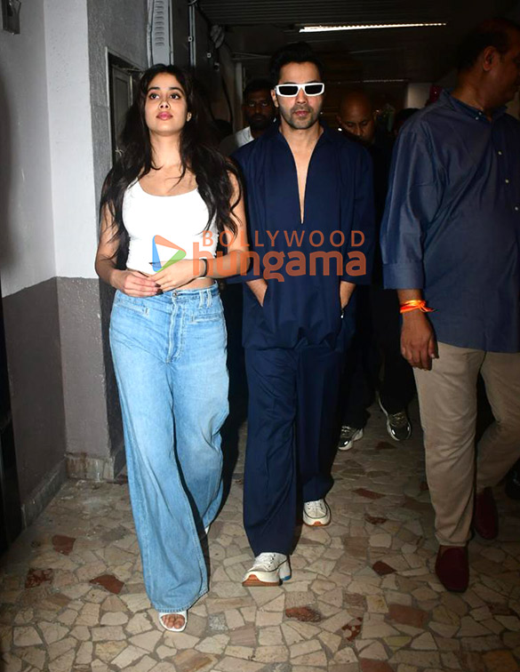 photos janhvi kapoor and varun dhawan snapped promoting sunny sanskari ki tulsi kumari in mulund 5