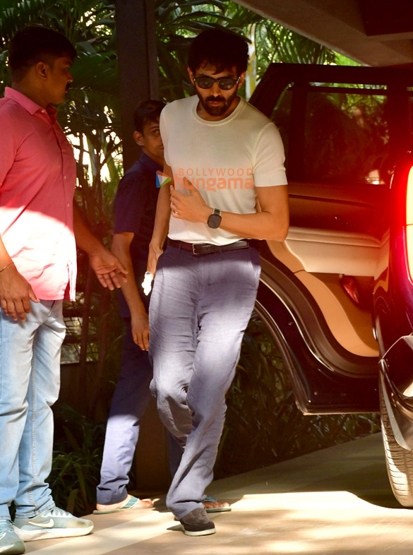 photos kartik aaryan and karan johar snapped in juhu 11