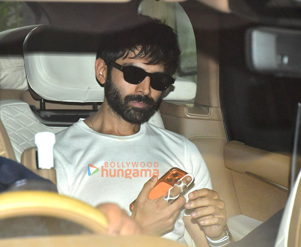 photos kartik aaryan and karan johar snapped in juhu 8