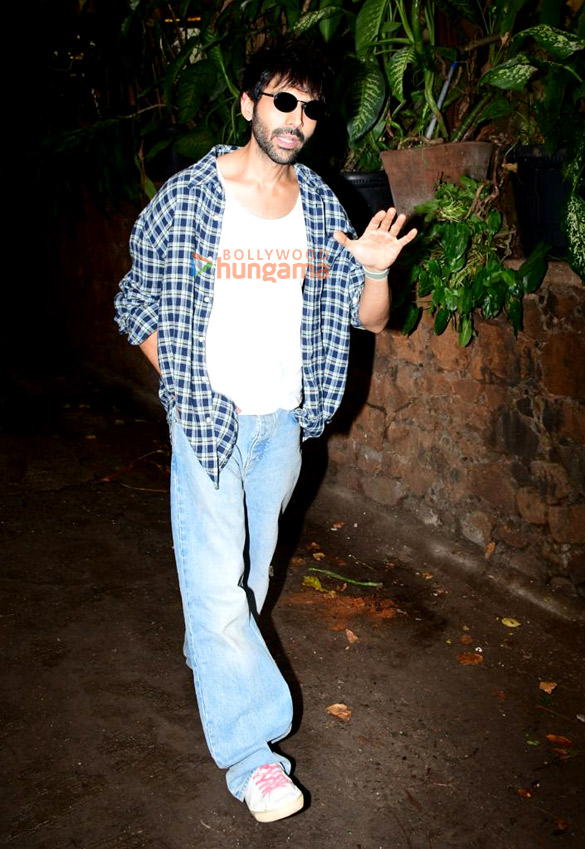 photos kartik aryan spotted at krome studio in bandra 6
