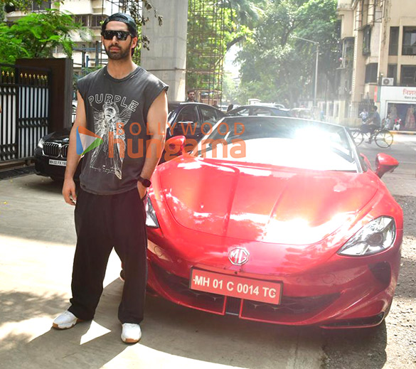 Photos: Lakshya snapped with his new car in Juhu Photos: Lakshya snapped with his new car in Juhu