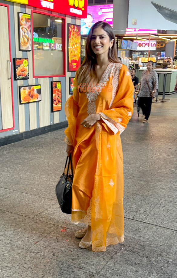 photos malavika mohanan and mira rajput kapoor snapped at the airport 1