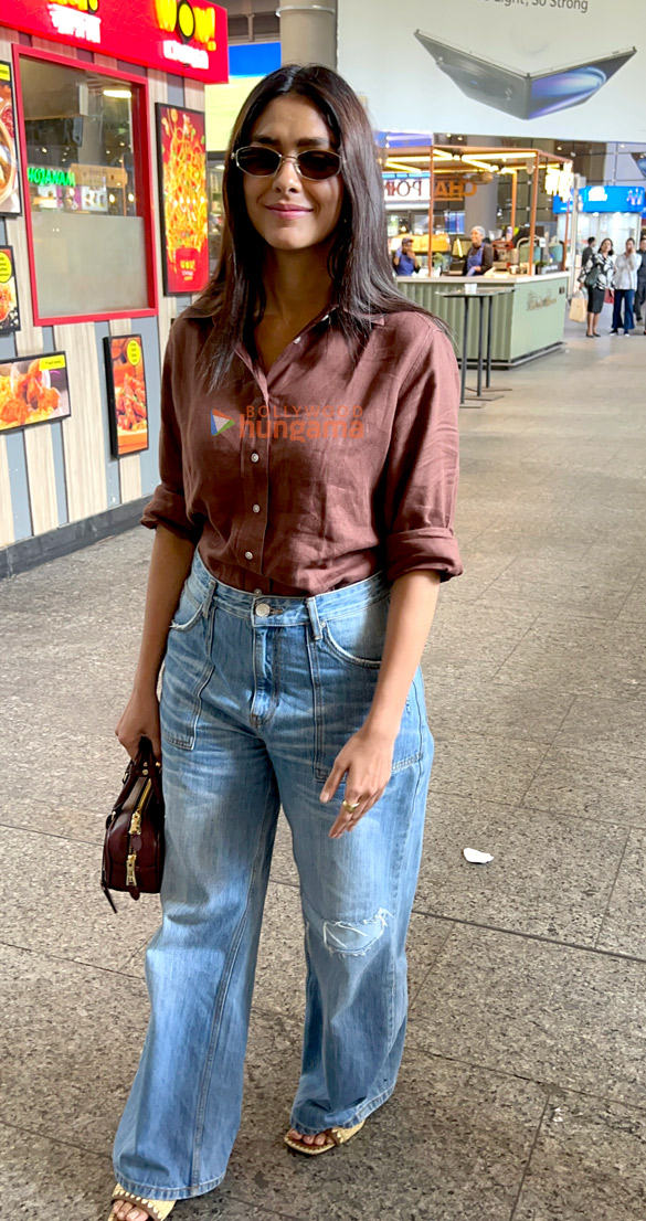 photos mrunal thakur and allu arjun snapped at the airport 1