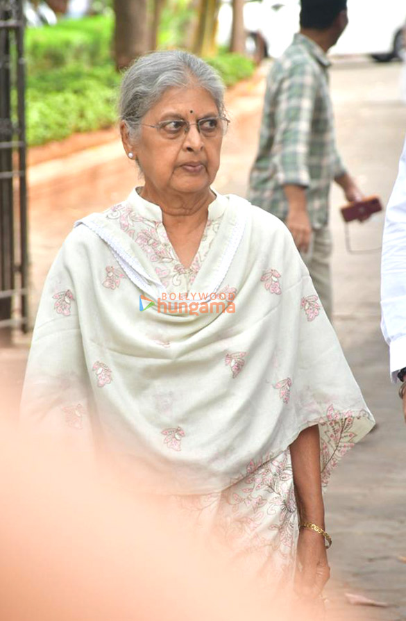 photos rajesh kumar rupali ganguly neil nitin mukesh sumeet raghavan and others attend the funeral of satish shah 1