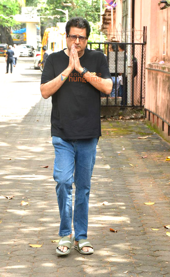 photos rajesh kumar rupali ganguly neil nitin mukesh sumeet raghavan and others attend the funeral of satish shah 10
