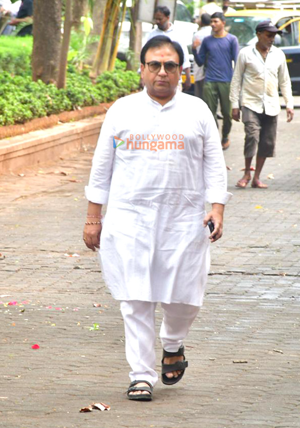 photos rajesh kumar rupali ganguly neil nitin mukesh sumeet raghavan and others attend the funeral of satish shah 23