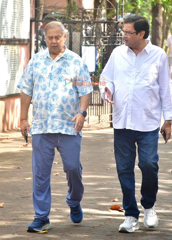 photos rajesh kumar rupali ganguly neil nitin mukesh sumeet raghavan and others attend the funeral of satish shah 24