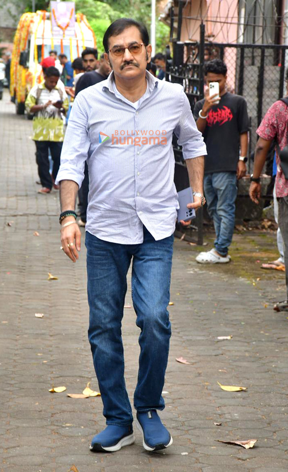 photos rajesh kumar rupali ganguly neil nitin mukesh sumeet raghavan and others attend the funeral of satish shah 3399 6