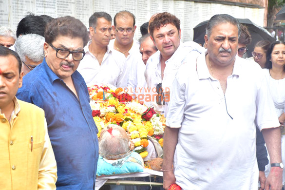Photos: Rajesh Kumar, Rupali Ganguly, Neil Nitin Mukesh, Sumeet Raghavan and others attend the funeral of Satish Shah Photos: Rajesh Kumar, Rupali Ganguly, Neil Nitin Mukesh, Sumeet Raghavan and others attend the funeral of Satish Shah