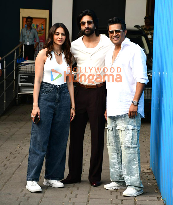 photos rakul preet singh ajay devgn r madhavan meezaan jafri and others snapped promoting de de pyaar de 2 at kalina airport 6