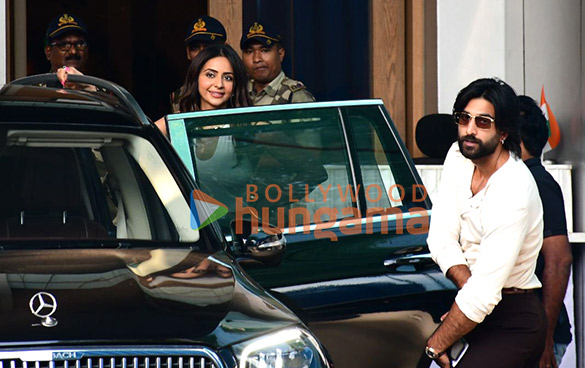 photos rakul preet singh ajay devgn r madhavan meezaan jafri and others snapped promoting de de pyaar de 2 at kalina airport 7