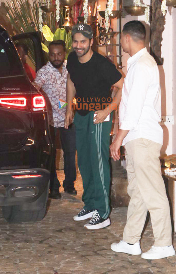 photos raveena tandon shilpa shetty mira rajput kapoor and others snapped at anil kapoors residence for karwa chauth 007 12